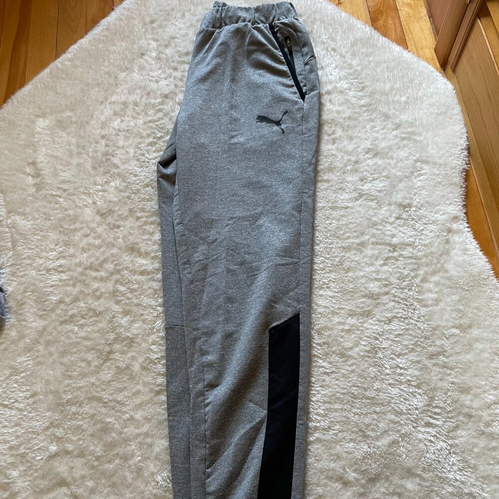 Men’s Puma gray jogger sweatpants with black stripe detail, size M